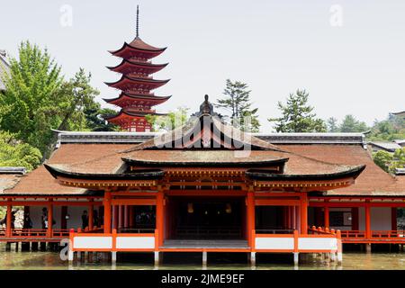 Miyajima, Hiroshima, Japon, 29th juillet 2014, magnifique porte Itsukushima Jinja et gojunoto à Miyajima Banque D'Images