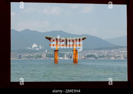 Miyajima, Hiroshima, Japon, 29th juillet 2014, porte Itsukushima Jinja dans l'océan Banque D'Images