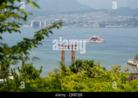 Miyajima, Hiroshima, Japon, 29th juillet 2014, vue sur Itsukushima Jinja, porte, et un bateau depuis le sommet de la colline Banque D'Images