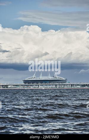 Russie, Saint-Pétersbourg, 20 juin 2021: Nouveau stade Gazprom Arena et pont à l'horizon, le golfe de Finlande, le Banque D'Images