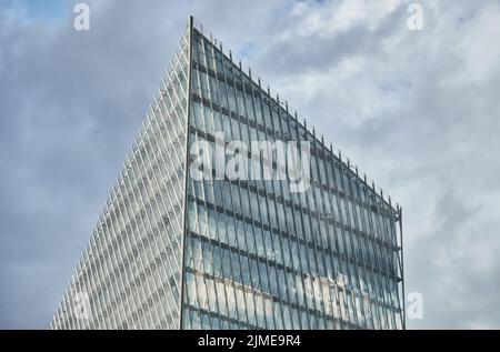 Russie, Saint-Pétersbourg, 23 juillet 2021: Vue sur le gratte-ciel Lakhta Centre depuis l'eau, bâtiment de la compagnie pétrolière Gazprom, une façade Banque D'Images