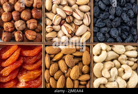 assortiment de noix et de fruits secs. Assortiment d'amandes de noix, pistaches, noix de cajou, noix. Arrière-plan de noix mixtes organiques. Alimentation saine, micro utile Banque D'Images