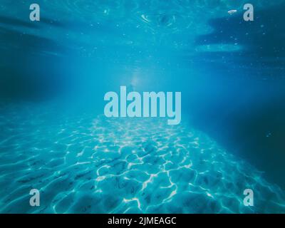 Texture de surface sous-marine claire de couleur bleue avec éclaboussures et bulles ondulées Banque D'Images