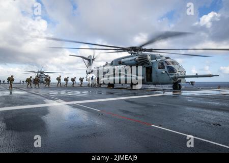 Océan Pacifique. 3rd août 2022. Les parachutistes de l'armée malaisienne embarquent un hélicoptère CH-53E Super Stallion du corps des Marines des États-Unis à bord du quai d'atterrissage de la Royal Australian Navy HMAS Canberra (L02) dans le cadre d'un raid amphibie d'assaut aérien pendant la Rim of the Pacific (RIMPAC) 2022. Vingt-six nations, 38 navires, trois sous-marins, plus de 170 avions et 25 000 membres du personnel participent au programme RIMPAC de 29 juin à août. 4 dans et autour des îles hawaïennes et de la Californie du Sud. Le plus grand exercice maritime international au monde, RIMPAC offre une occasion unique de formation pendant que fos Banque D'Images