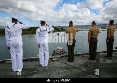 Pearl Harbor, Hawaï, États-Unis. 3rd août 2022. Les marins et les Marines des États-Unis rendent hommage au USS Arizona Memorial alors que le porte-avions de la classe Nimitz USS Abraham Lincoln (CVN 72) s'envole dans la base conjointe Pearl Harbor-Hickam pendant la Rim of the Pacific (RIMPAC) 2022. Vingt-six nations, 38 navires, trois sous-marins, plus de 170 avions et 25 000 membres du personnel participent au programme RIMPAC de 29 juin à août. 4 dans et autour des îles hawaïennes et de la Californie du Sud. Le plus grand exercice maritime international au monde, RIMPAC offre une occasion unique de formation tout en favorisant et en soutenant c Banque D'Images