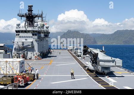 Océan Pacifique. 3rd août 2022. Un hélicoptère Viper AH-1Z du corps des Marines des États-Unis et un hélicoptère Venom UH-1Y du corps des Marines des États-Unis se ravitaillent sur le pont de vol du quai d'atterrissage de la Royal Australian Navy HMAS Canberra (L02) pendant la Rim of the Pacific (RIMPAC) 2022. Vingt-six nations, 38 navires, trois sous-marins, plus de 170 avions et 25 000 membres du personnel participent au programme RIMPAC de 29 juin à août. 4 dans et autour des îles hawaïennes et de la Californie du Sud. Le plus grand exercice maritime international au monde, RIMPAC offre une occasion unique de formation tout en favorisant et en sustai Banque D'Images