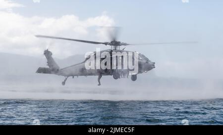 4 août 2022 - base de corps de Marine Hawaii, Hawaii, États-Unis - soldats de l'armée australienne du 2nd Bataillon, Royal Australian Regiment, sautent d'un hélicoptère Sea Hawk MH-60s de la marine américaine dans le cadre d'une activité d'opérations de petit bateau pendant la Rim of the Pacific (RIMPAC) 2022. Vingt-six nations, 38 navires, trois sous-marins, plus de 170 avions et 25 000 membres du personnel participent au programme RIMPAC de 29 juin à août. 4 dans et autour des îles hawaïennes et de la Californie du Sud. Le plus grand exercice maritime international au monde, RIMPAC offre une occasion unique de formation tout en favorisant et en soutenant c Banque D'Images