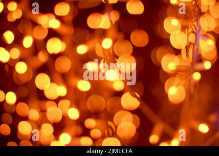 Lumières floues dorées de guirlande de Noël pour un fond festif Banque D'Images