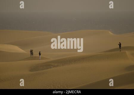 Les gens dans les dunes de Maspalomas. Réserve naturelle spéciale des dunes de Maspalomas. San Bartolomé de Tirajana. Grande Canarie. Îles Canaries. Espagne. Banque D'Images