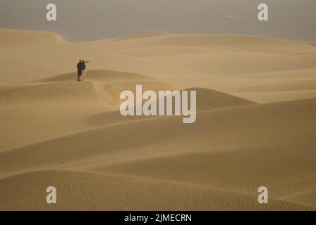 Couple dans les dunes de Maspalomas. Réserve naturelle spéciale des dunes de Maspalomas. San Bartolomé de Tirajana. Grande Canarie. Îles Canaries. Espagne. Banque D'Images