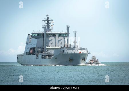 Honolulu, Hawaï, États-Unis. 4th août 2022. Le navire de ravitaillement de la Royal New Zealand Navy auxiliaire HMNZS Aotearoa (A11) retourne à la base conjointe Pearl Harbour-Hickam pendant la côte du Pacifique (RIMPAC) 2022. Vingt-six nations, 38 navires, trois sous-marins, plus de 170 avions et 25 000 membres du personnel participent au programme RIMPAC de 29 juin à août. 4 dans et autour des îles hawaïennes et de la Californie du Sud. Le plus grand exercice maritime international au monde, RIMPAC offre une occasion unique de formation tout en favorisant et en soutenant des relations de coopération entre les participants essentiels à Banque D'Images