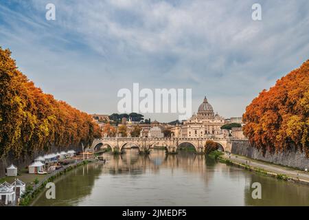 Rome Vatican, horizon de la ville au Tibre avec saison des feuillages d'automne Banque D'Images