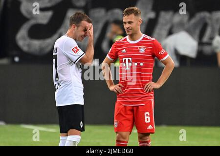 De gauche à droite : Mario GOETZE (Eintracht Frankfurt) avec Joshua KIMMICH (FC Bayern Munich) après la fin du match. Football 1st Bundesliga saison 2022/2023, 1st match day, matchday01, Eintracht Frankfurt - FC Bayern Munich 1-6. On 5 août 2022, DEUTSCHE BANK PARK Frankfurt. ? Banque D'Images