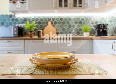 Intérieur de cuisine moderne avec mobilier blanc Banque D'Images