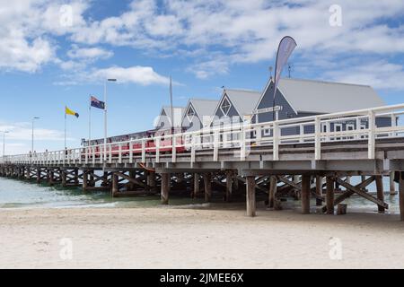 Un train se trouve sur la magnifique jetée de Busselton le jour du soleil, le jour du ciel bleu, Busselton, Australie occidentale Banque D'Images