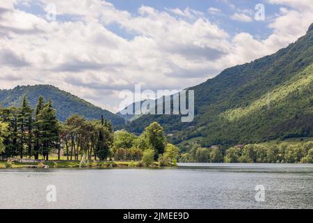 Pente douce jusqu'à un lac de haute montagne Lago d'Idro, surcultivé avec des conifères à feuilles persistantes et des feuillus. Brescia, Lombardie, Italie Banque D'Images