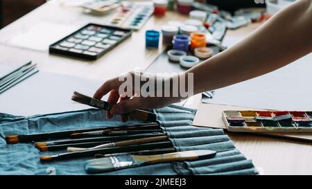 atelier d'art peintre professionnel pinceaux de cueillette Banque D'Images