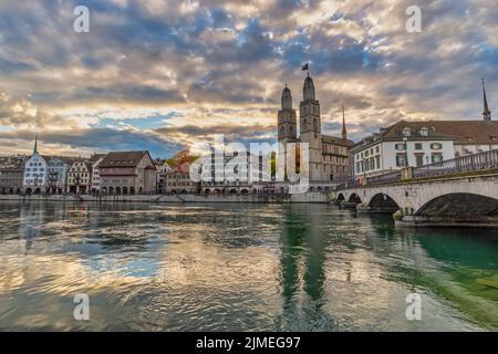 Zurich Suisse, vue sur la ville au lever du soleil à l'église Grossmunster et au pont Munster avec l'automne Banque D'Images