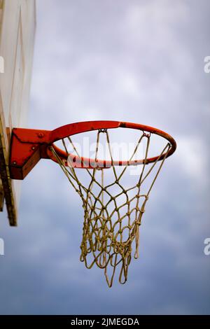 Panier de basket-ball extérieur sur un ciel orageux. Aire de jeux. Banque D'Images