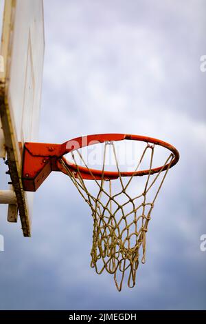 Panier de basket-ball extérieur sur un ciel orageux. Aire de jeux. Banque D'Images