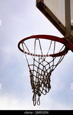 Panier de basket-ball extérieur sur un ciel orageux. Aire de jeux. Banque D'Images