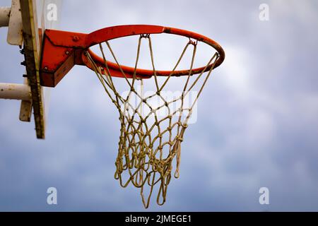 Panier de basket-ball extérieur sur un ciel orageux. Aire de jeux. Banque D'Images