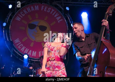 Lorna Thomas, chanteuse du groupe folk Punk Skinny Lister et Scott Milsom, contrebasse, guitare basse et chanteuse, se déroule en direct sur scène au festival Wickham, Hampshire. Skinny Lister est un groupe populaire britannique formé à Londres en 2009. Au début, il s'agissait d'un groupe de cinq morceaux jusqu'en octobre 2013, date à laquelle un batteur a été ajouté. Ils sont signés avec des enregistrements Xtra Mile, et ont déjà été signés avec Sunday Best Records au Royaume-Uni, SideOneDummy Records aux États-Unis et Uncle Owen Records au Japon. (Photo par Dawn Fletcher-Park/SOPA Images/Sipa USA) Banque D'Images