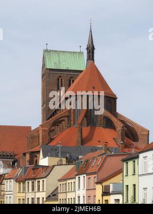 Wismar - l'église Saint-Nicolas surplombe la vieille ville, en Allemagne Banque D'Images