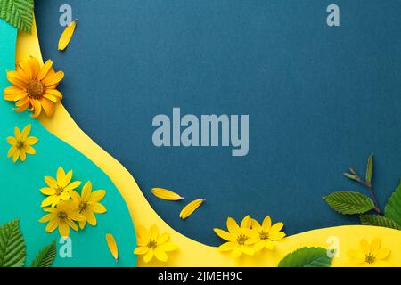 Composition des fleurs et des feuilles sur fond papier Banque D'Images