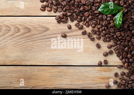 Grains de café sur fond de table en bois Banque D'Images