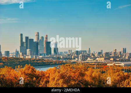 Moscou Russie, vue sur la ville du centre d'affaires de Moscou depuis la colline de Sparrow avec feuillage d'automne de la mer Banque D'Images