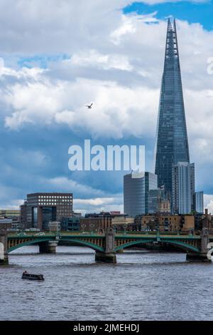 Le gratte-ciel de Shard domine la ligne d'horizon derrière le pont Southwark. Banque D'Images