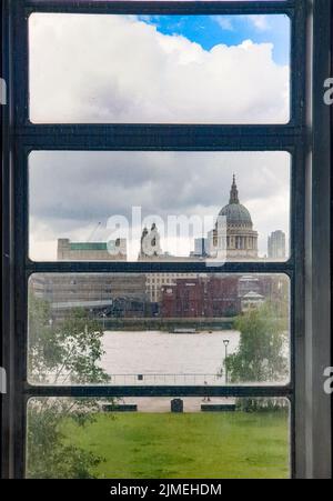 Cathédrale Saint-Paul vue depuis une fenêtre moderne de Tate par temps pluvieux Banque D'Images