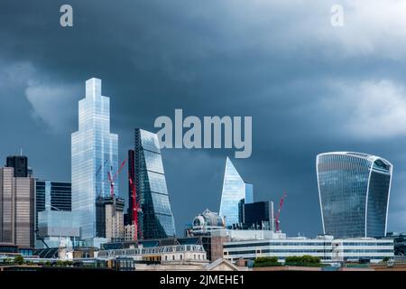 Quartier des affaires de la ville de Londres, gratte-ciels éclatants, dans un ciel de tempête spectaculaire. Banque D'Images