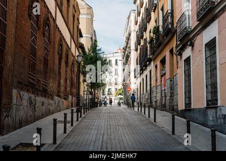 Madrid, Espagne - 5 juin 2022 : quartier de Malasana dans le centre de Madrid. C'est un quartier animé et un centre pour le phénomène des hipster, plein de vie Banque D'Images