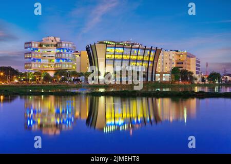 La ville de nuit de Bangalore s'enfile dans le parc technique de Bagmane ou dans la vallée de silicium de l'Inde Banque D'Images