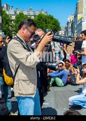 Paris, France, les gens de foule, journalistes photo, photographes de presse travaillant avec des appareils photo à la démonstration publique, photographes de presse, photographe de vieux temps Banque D'Images