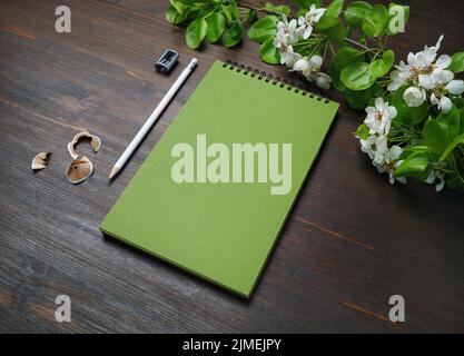 Bloc-notes, crayon, taille-crayon, fleurs Banque D'Images