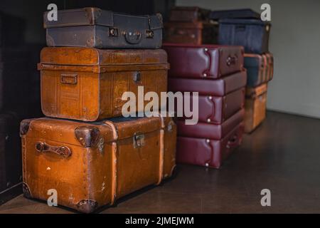 Pile de vintage, avertissez les valises de voyage ou les malles sur le sol Banque D'Images