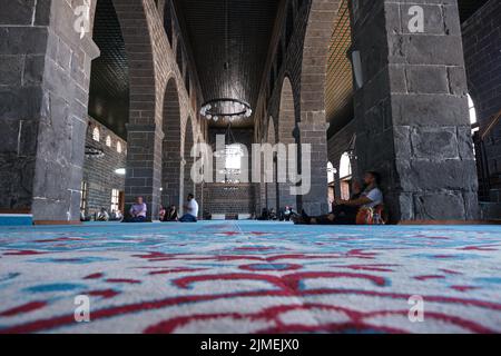 Intérieur de la mosquée dans la ville de la grande mosquée, tapis de couleur turquoise en ulu camii Diyarbakir. Turquie. 07.10.2022. Banque D'Images