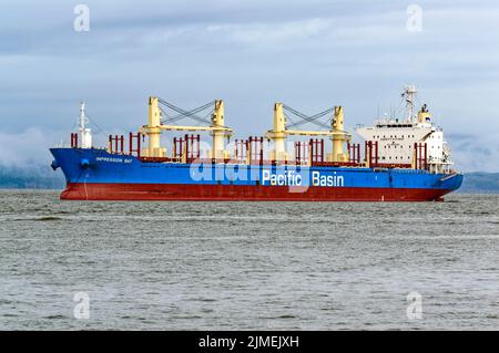 Le cargo de grande capacité impression Bay est ancré dans le fleuve Columbia à Astoria, Oregon, États-Unis Banque D'Images