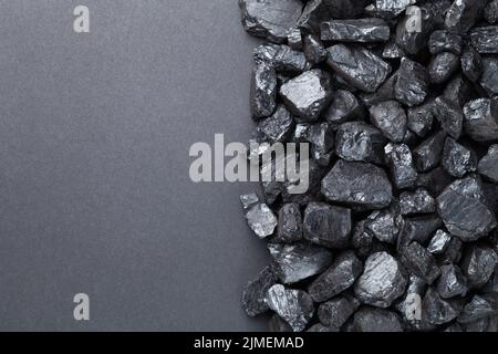 Tas de charbon naturel sur fond noir Banque D'Images
