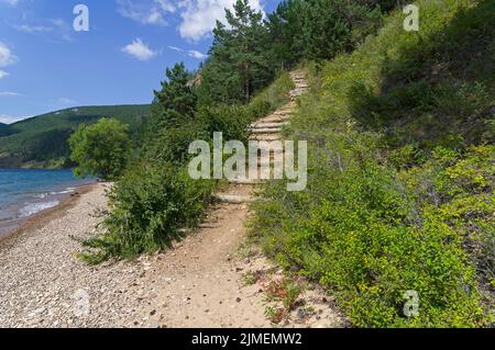 Great Baikal Trail - un escalier sur une montée sur une pente élevée. Banque D'Images