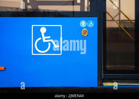 Transports en commun pour tous les passagers, les personnes handicapées signent un bus de la ville Banque D'Images