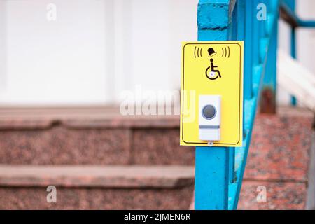 Le bouton Bell et la personne handicapée signent pour les clients de la pharmacie Banque D'Images