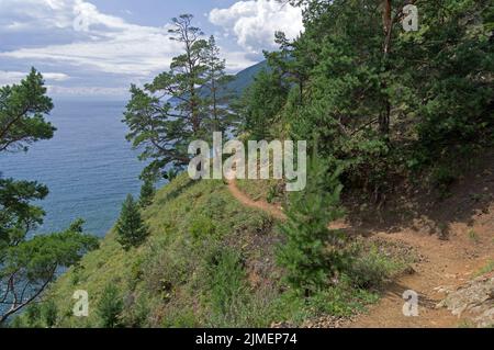 Sentier sur la rive haute du lac Baikal. Banque D'Images