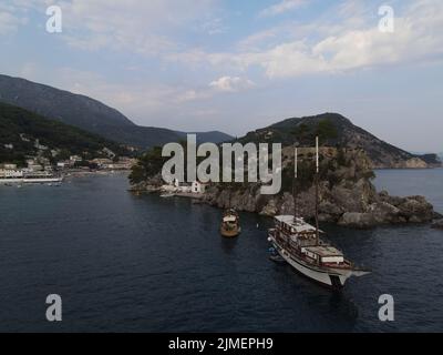 Vue aérienne Pirate Ships près de l'île de Panagia dans la célèbre destination touristique Parga ville la Grèce des Caraïbes d'Epirus Grèce Banque D'Images