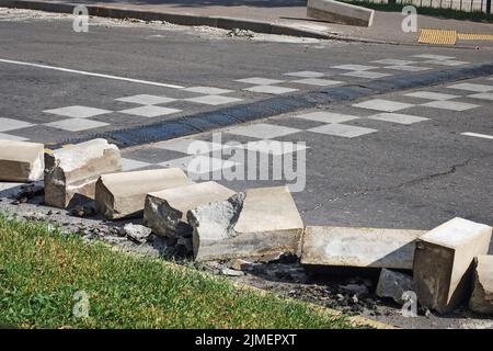 Travaux routiers, réparation de trottoirs, bosse de vitesse sur la route asphaltée Banque D'Images