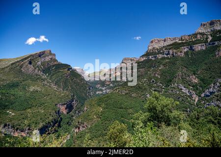 Canyon et gorge boisés dans une chaîne de montagnes, le Canyon Anisclo, Parc National d'Ordesa, Aragon Espagne, ciel bleu Banque D'Images