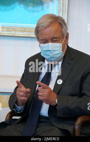 Hiroshima, Japon. 06th août 2022. Le Secrétaire général de l'ONU Antonio Guterres (R) assiste à un dialogue avec les survivants des bombardements atomiques après une cérémonie marquant le 77th anniversaire de l'attentat à la bombe atomique d'Hiroshima dans la préfecture d'Hiroshima, au Japon, samedi, à 6 août 2022. Photo par Keizo Mori/UPI crédit: UPI/Alay Live News Banque D'Images